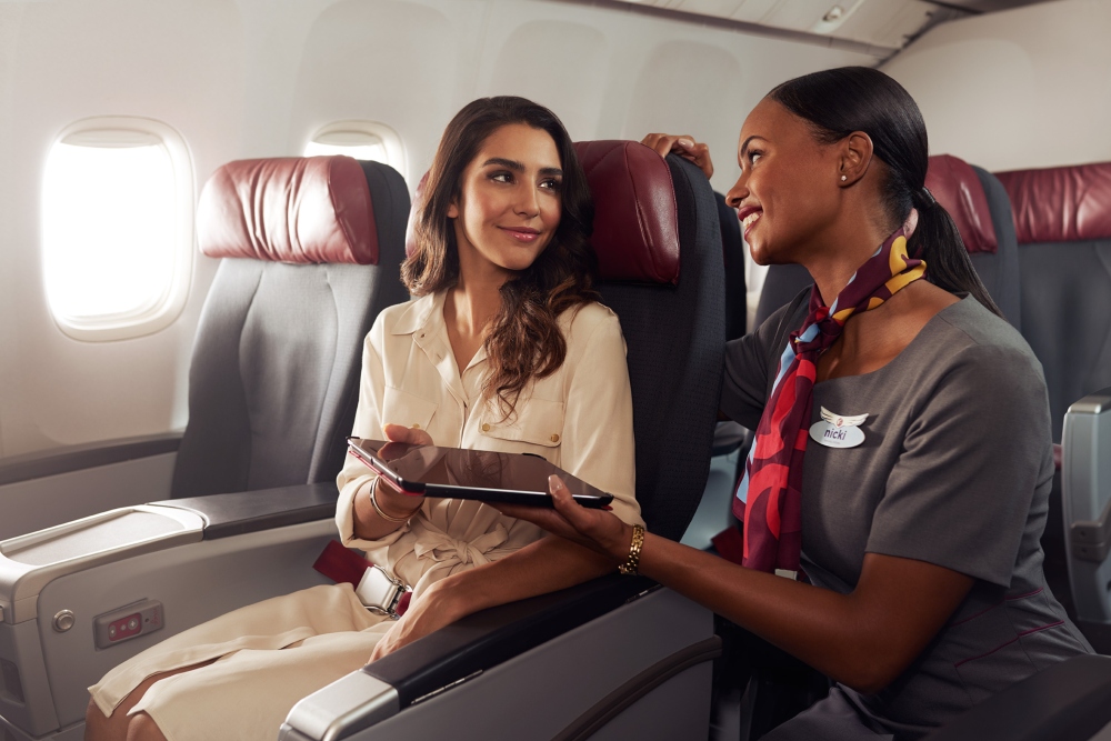 Un ordinateur portable, une tablette et un téléphone intelligent affichant l’écran d’accueil de lecteur, le système de divertissement en vol d’Air Canada Rouge.